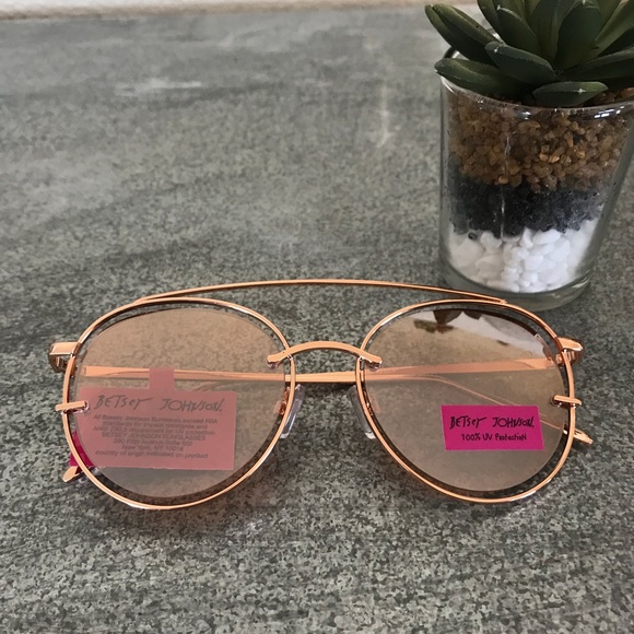 Betsey Johnson Accessories - [Betsey Johnson] Rose Gold Round Sunglasses